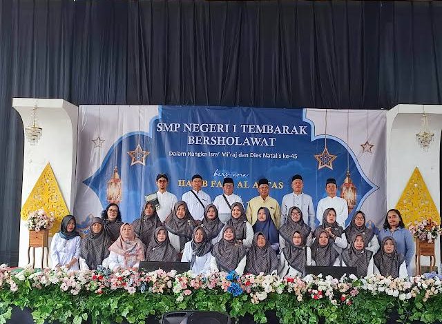 SMP NEGERI 1 TEMBARAK BERSHALAWAT DALAM RANGKA ISRA’ MI’RAJ