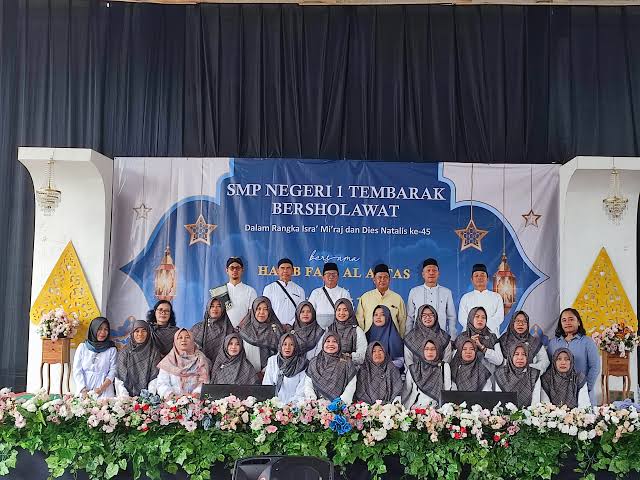 SMP NEGERI 1 TEMBARAK BERSHALAWAT DALAM RANGKA ISRA’ MI’RAJ