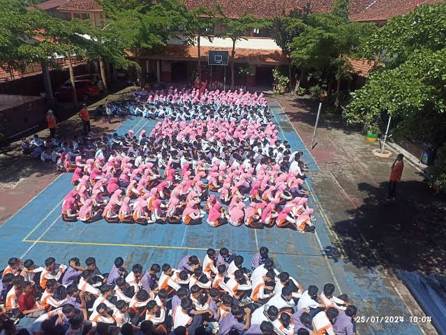 SMP N 1 Tembarak Ikut Berpartisipasi dalam kegiatan Gerakan Pungut